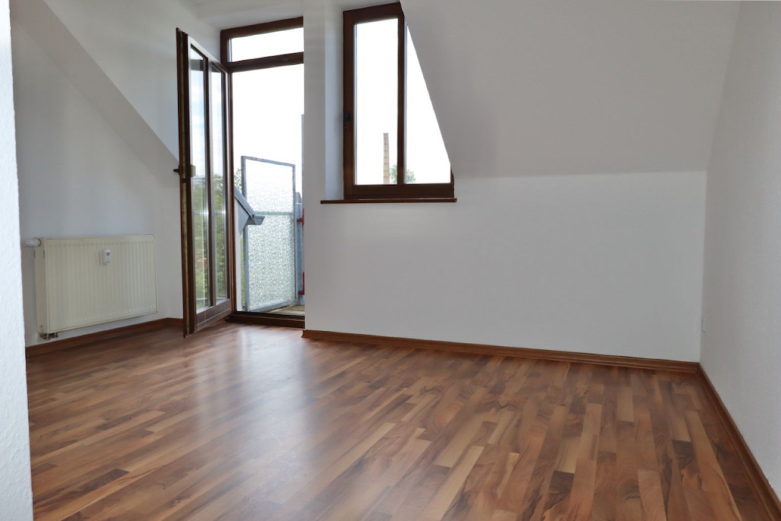 3 Zimmer • Einbauküche • großer Balkon • Lift • barrierefrei • Laminat • Bad mit Wanne • Mieten!?