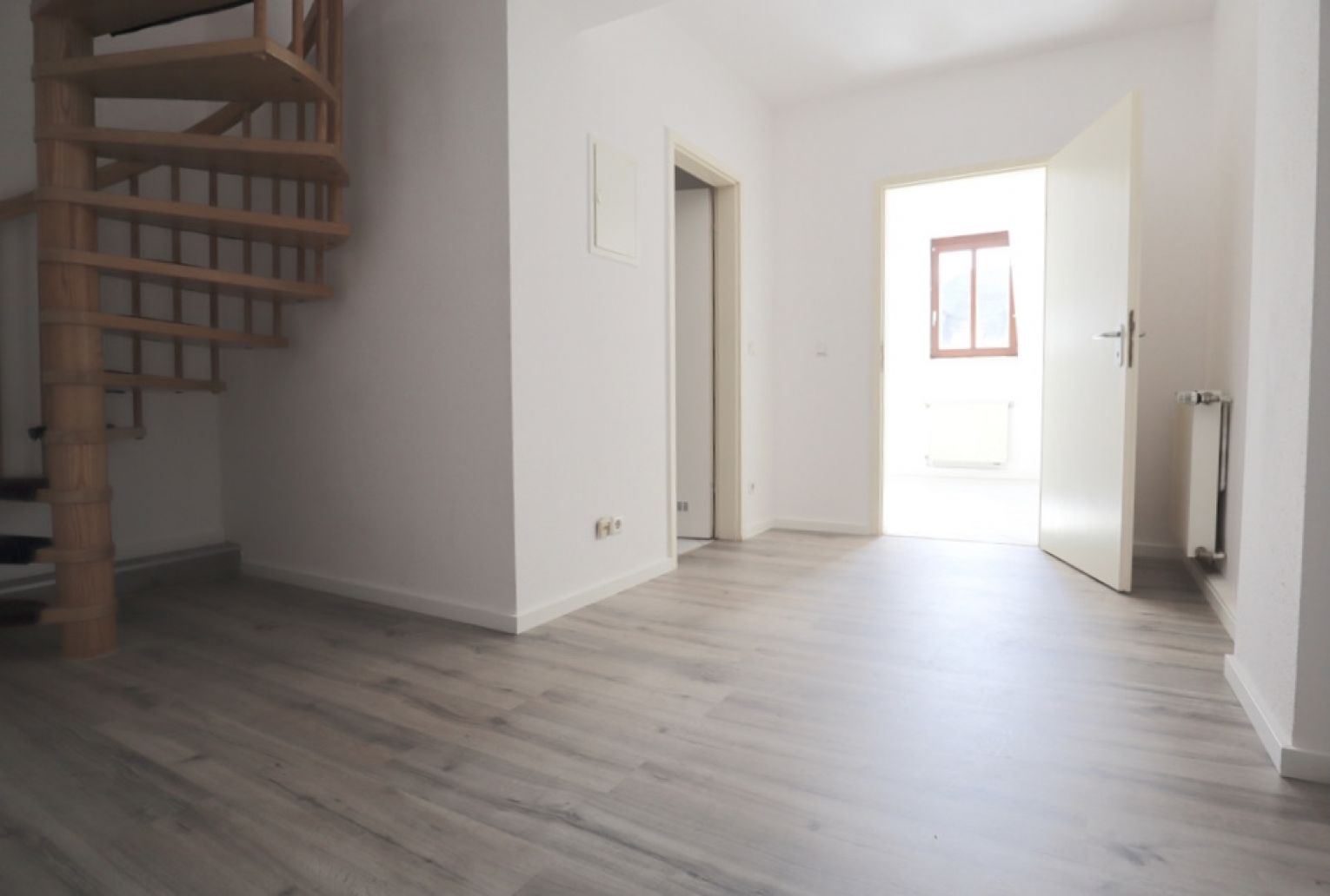 Dachgeschoss-Maisonette • 2-Raum • Lift • Bad mit Dusche • Laminat • jetzt Termin vereinbaren