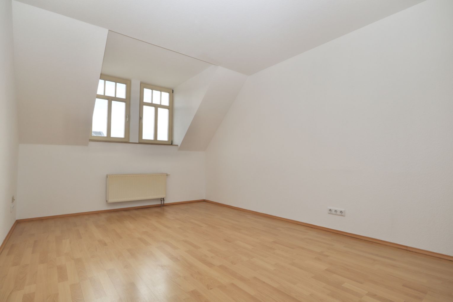 Dachgeschoss • 4-Raum Wohnung • Chemnitz • Maisonette • Balkon • Kaßberg • Tageslichtbad • ruf an