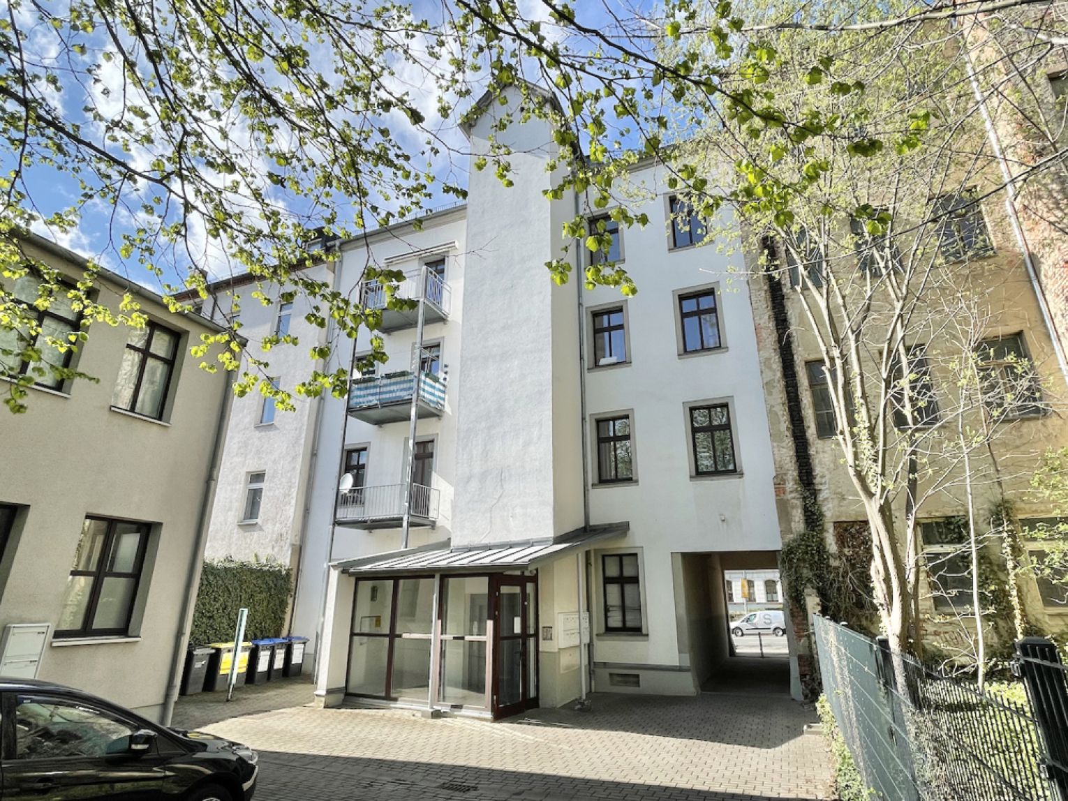 2-Raum • modernes Laminat • Bad mit Wanne • Haus mit Aufzug • Stellplatz • Küche ohne Fenster