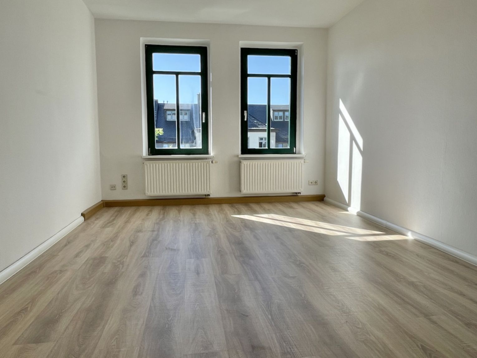 3-Zimmer • Maisonette • Bad mit Wanne • Sonnenbalkon • Fahrstuhl • neues Laminat • Hausgarten