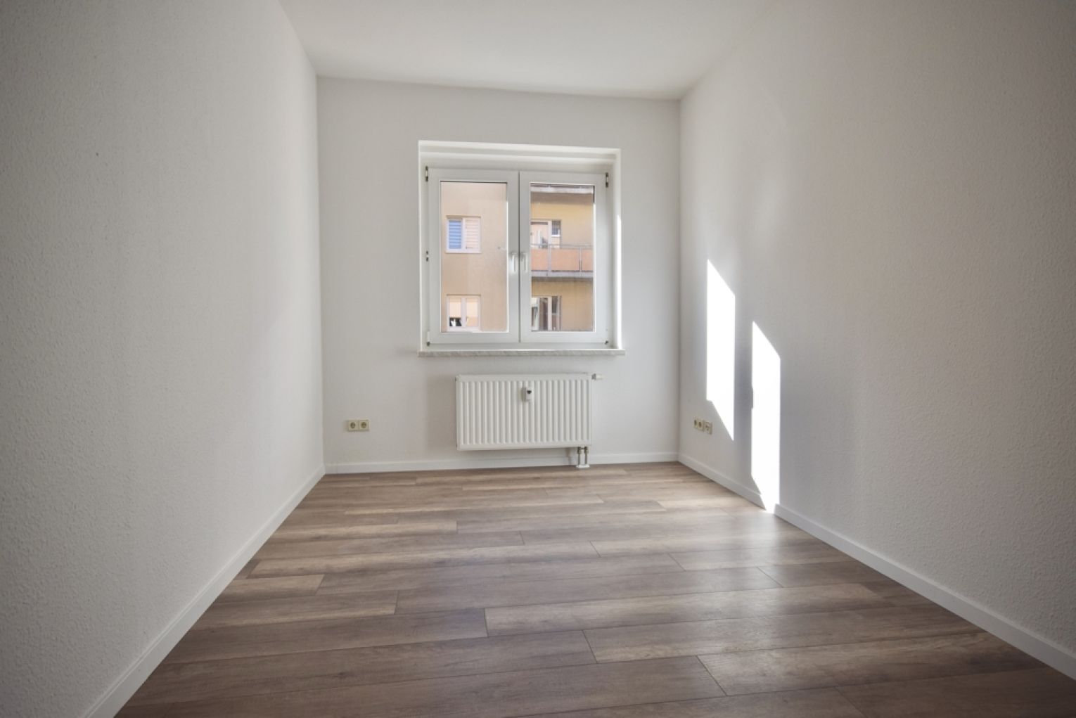 am Heimgarten • 2 Zimmer • Balkon • Laminat • Tageslichtbad mit Wanne • gedämmte Fassade!