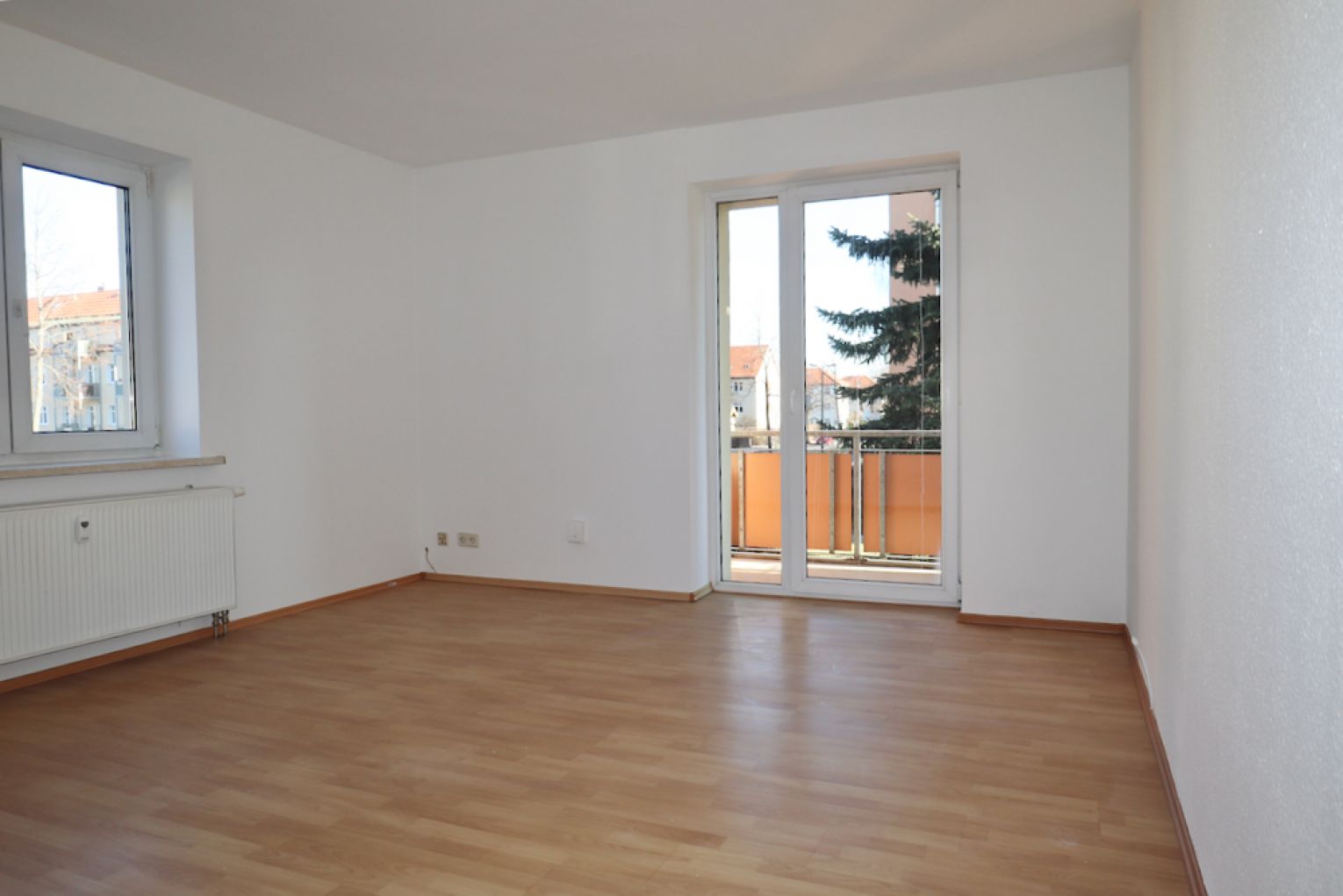 2-Raum • Balkon • neues Laminat • grüne Umgebung • am Heimgarten • Bad mit Fenster & Wanne