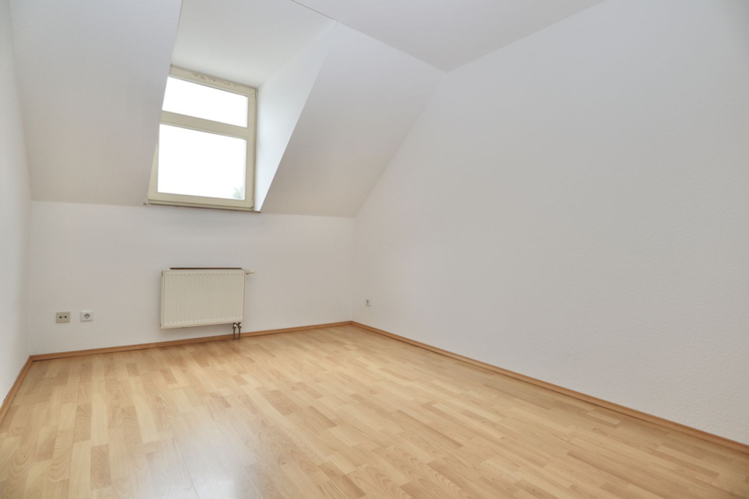 Dachgeschoss • 4-Raum Wohnung • Chemnitz • Maisonette • Balkon • Kaßberg • Tageslichtbad • ruf an