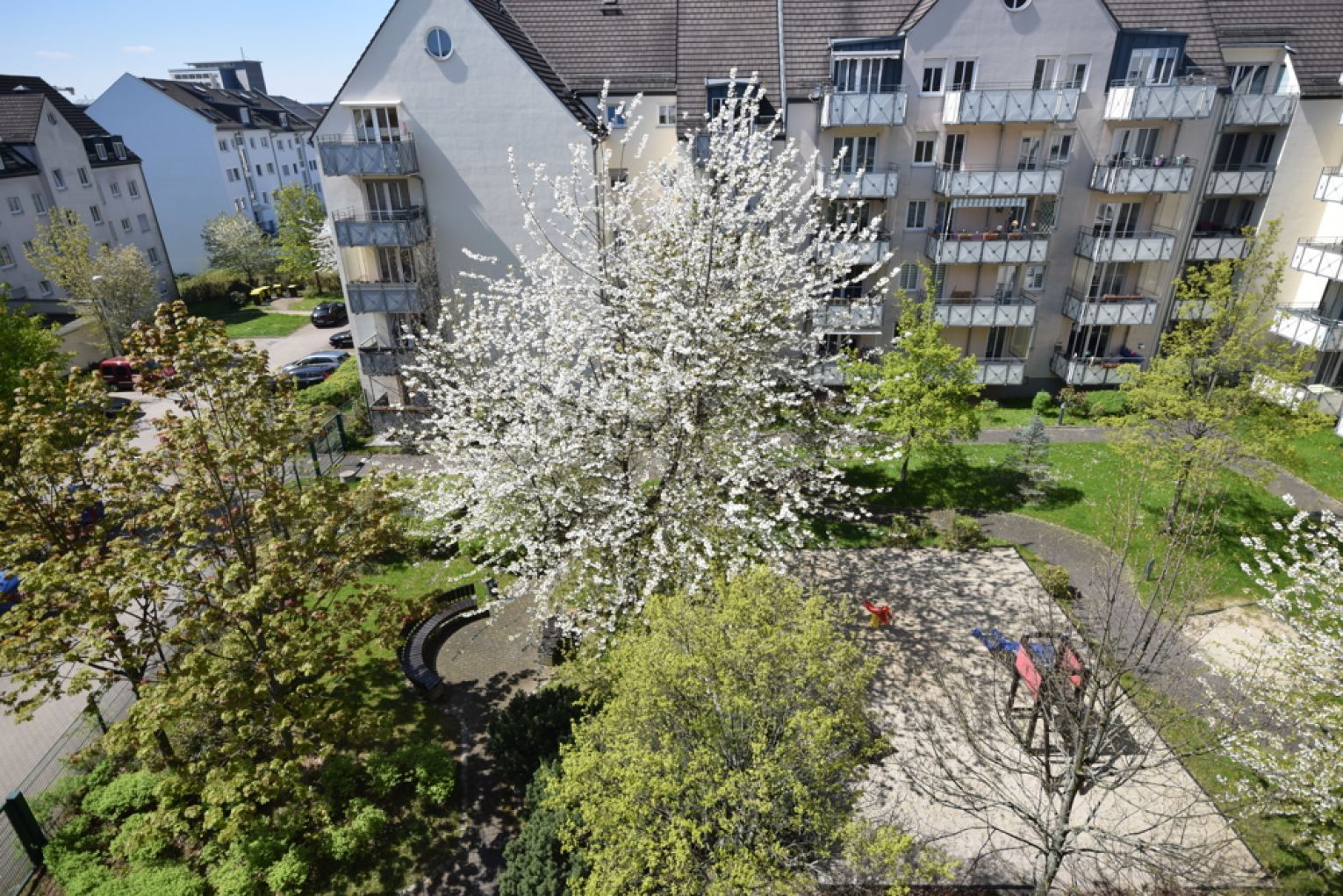 2-Raum Wohnung • Balkon •  Bad mit Wanne • modernes neues Laminat • Lift • Sonnenberg • jetzt mieten