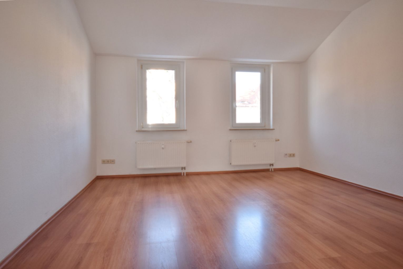 Mietwohnung • Limbach-Oberfrohna • 2 Zimmer • großer Balkon • Einbauküche • Stellplatz • anschauen!?