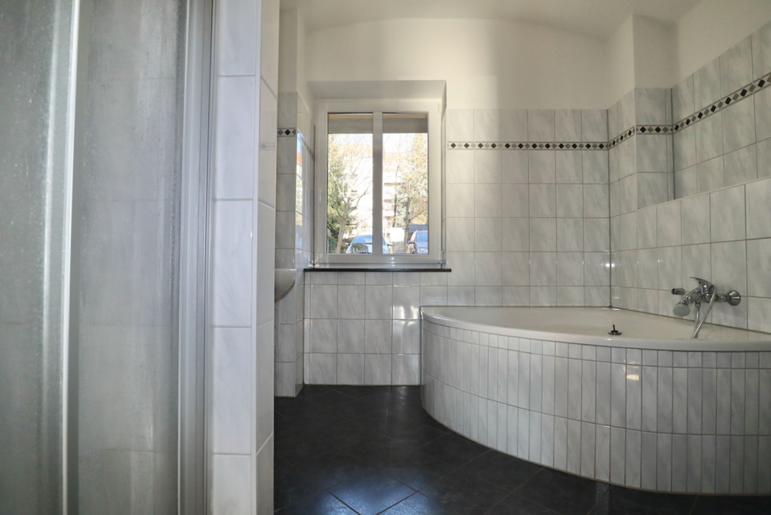 Kaßberg • Stellplatz • 2-Zimmer -Wohnung • Terrasse • Balkon • Eckbadewanne • Dusche •  jetzt mieten