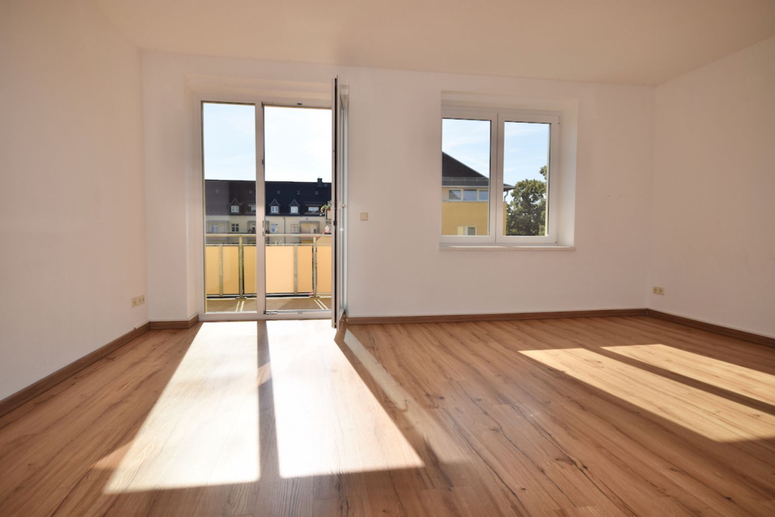 4 Zimmer • Südbalkon • Laminat • Maisonette • Stellplatz • Fussbodenheizung • Wanne • jetzt mieten!