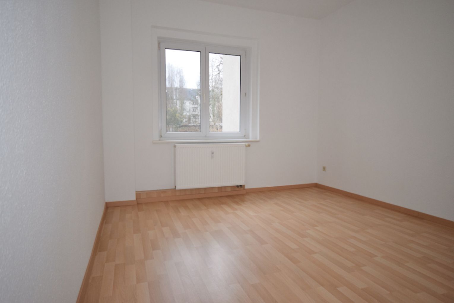 3-Zimmer Wohnung • Laminat • Tageslichtbad mit Wanne • Erdgesschoss • Kaßberg • Termin vereinbaren!