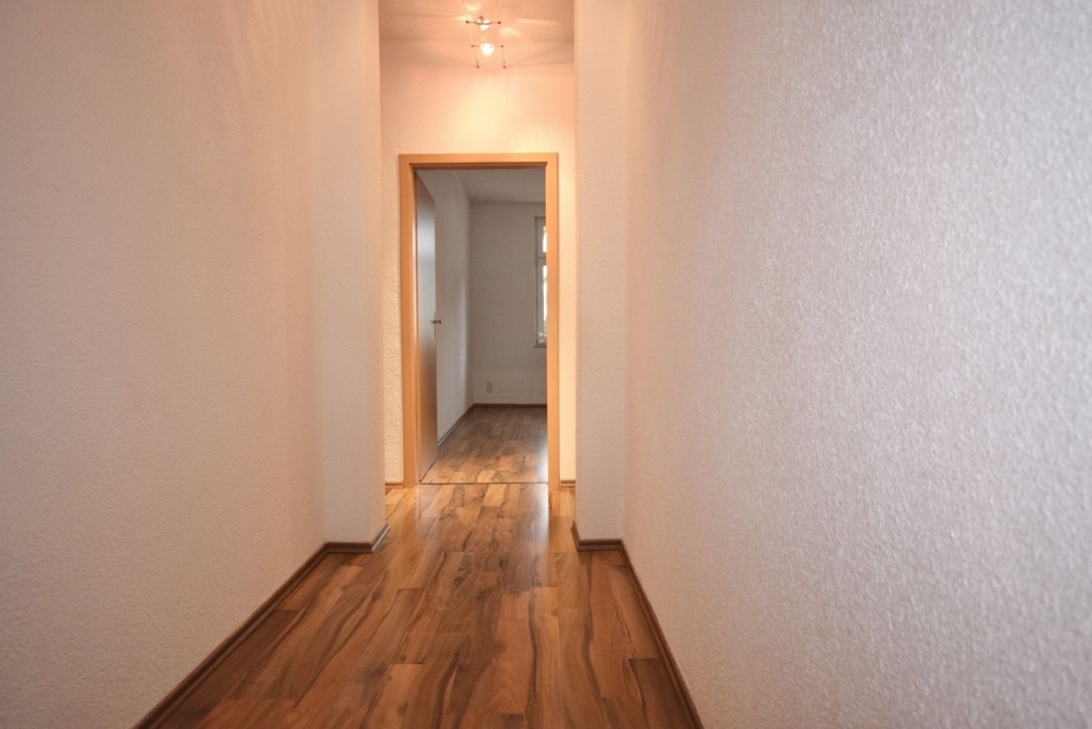 6-Zimmer • Balkon • 2 Bäder mit Wanne • Laminat • Einbauküche • Laminat • nicht warten!