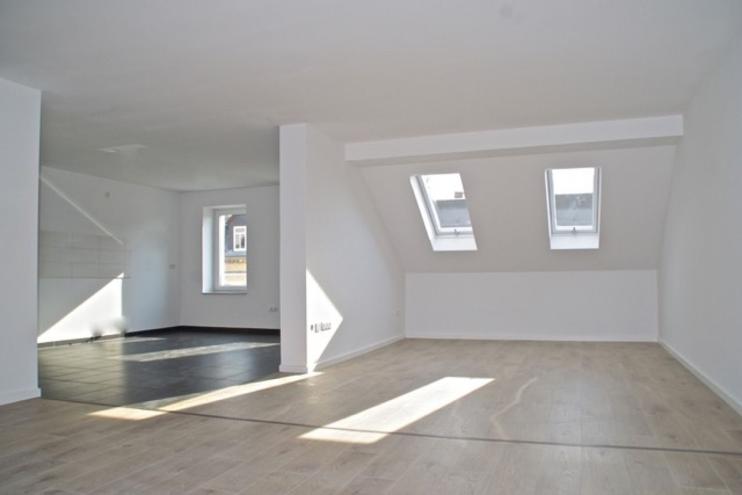 moderne 4 Zimmer • moderner Grundriss • Balkon • TOP Hausgemeinschaft • Grillecke • EBK • Stellplatz