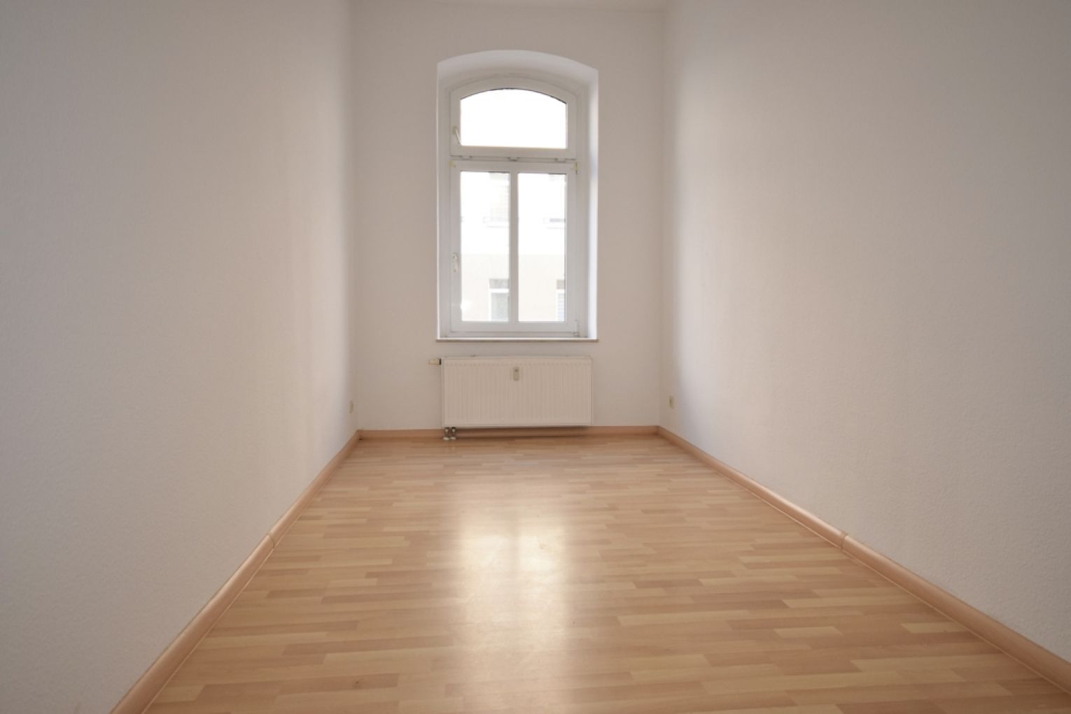 3 Zimmer • Sonnenbalkon • innenliegendes Bad mit Wanne • Laminat • Gablenz • Termin machen!?