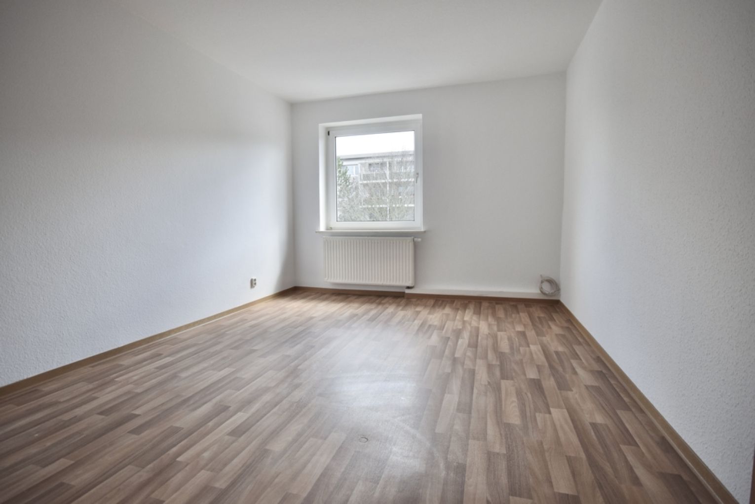 4-Zimmer • 2.Etage • Bad mit Fenster und Wanne • Küche mit Zugang Loggia • Idyllisches Grundstück