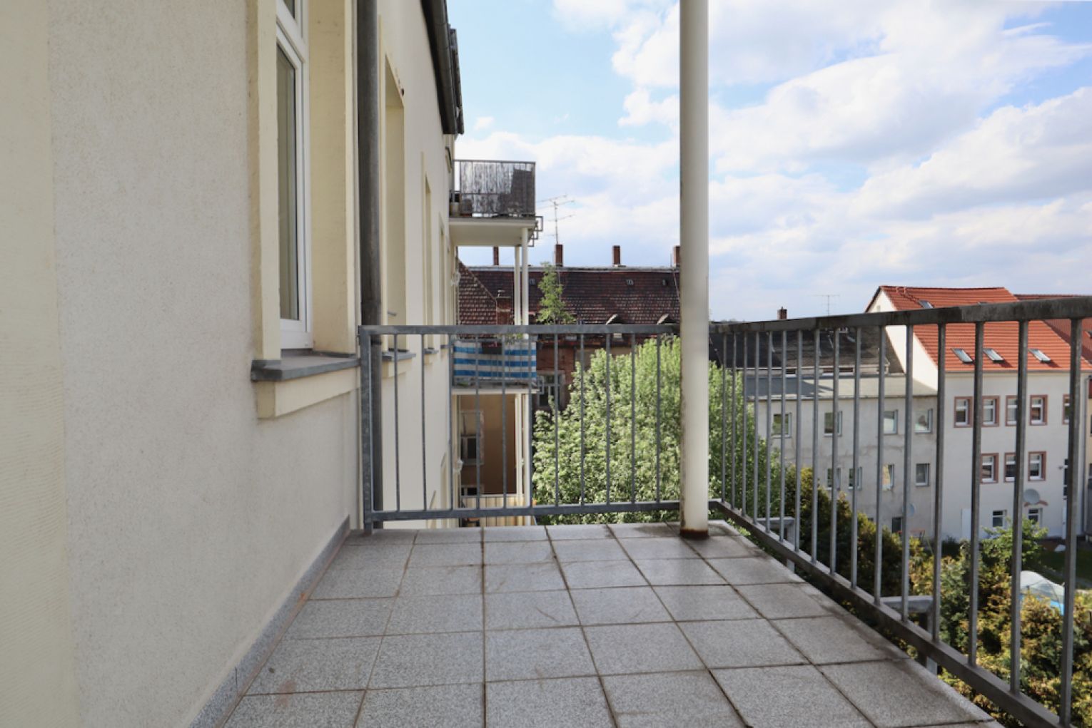 offene Küche • 2 Zimmer • Laminat • Balkon • Bad mit Wanne • Stellplatz • zentrale Lage