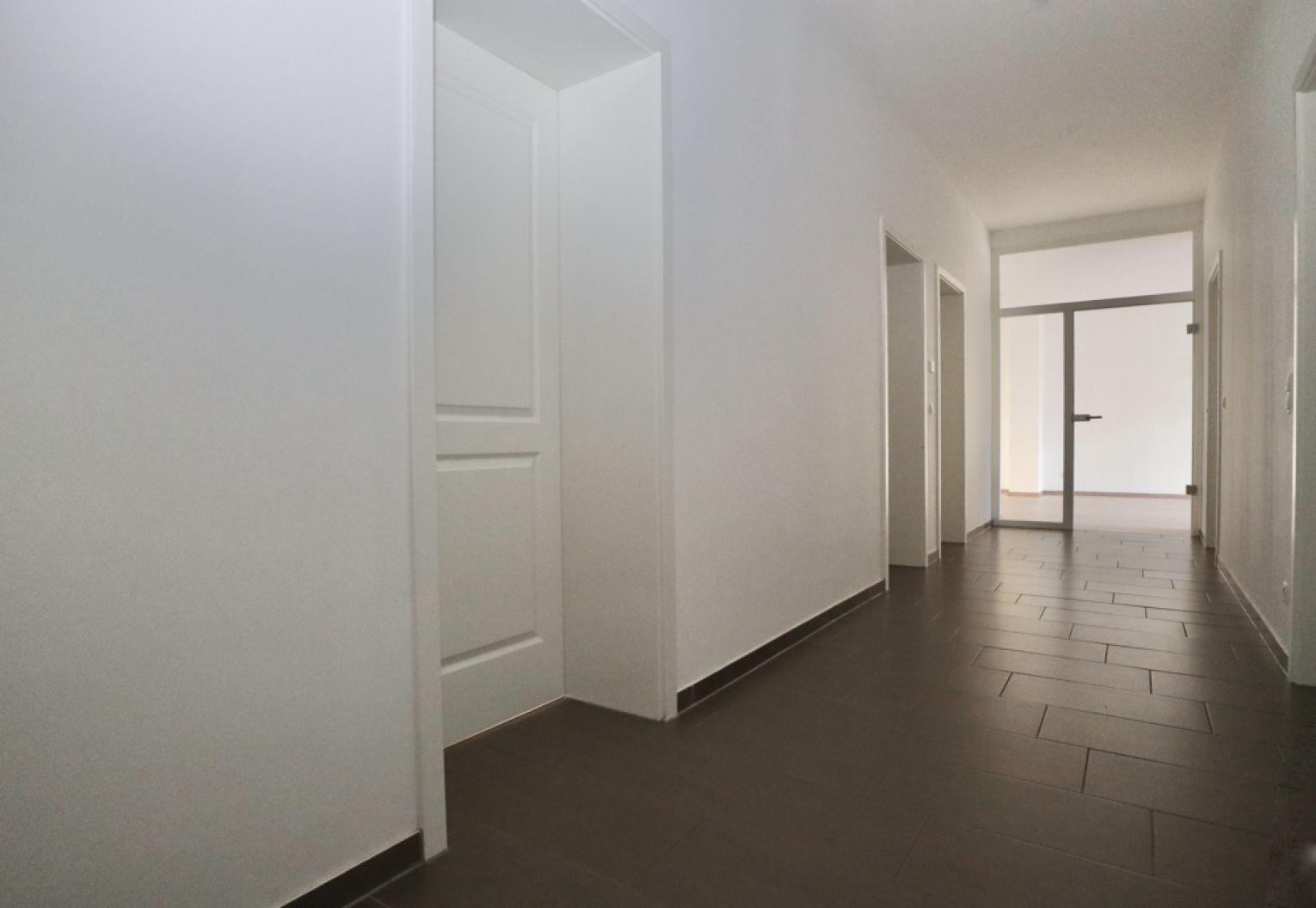 4 Zimmer • Fussbodenheizung • Laminat • 2 Tageslichtbäder • Wohnküche • Balkon • Stellplatz