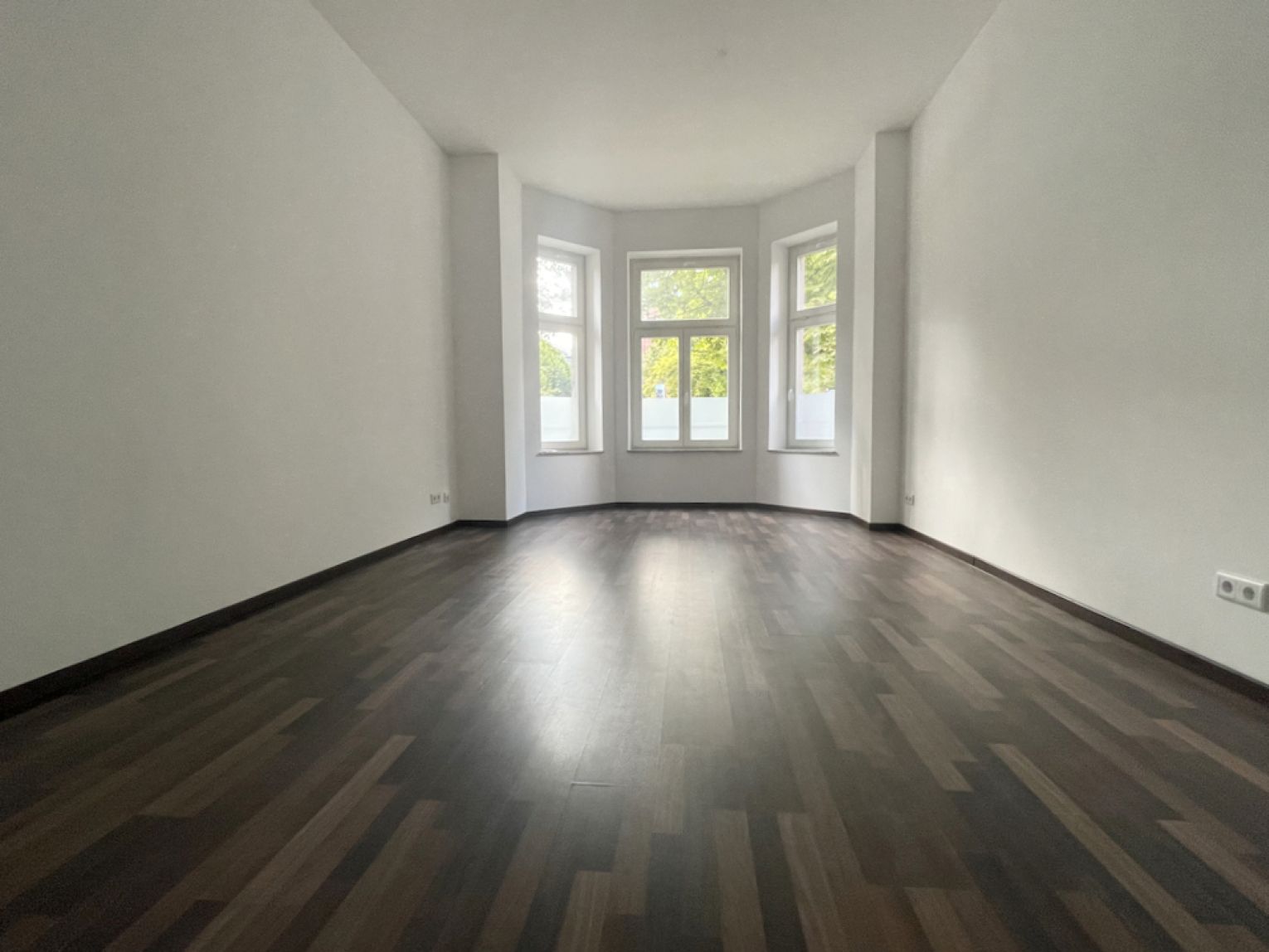 3 Zimmer • optional möbliert + EBK • Fussbodenheizung • Balkon • Wanne und Dusche • glatte Wände •