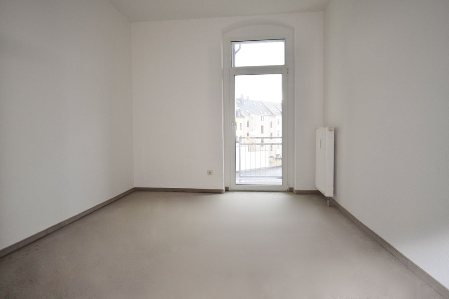 4-Raum-Wohnung • großer Balkon • 2 Bäder mit Wanne • neues Laminat • Zentrum • ruhige Lage