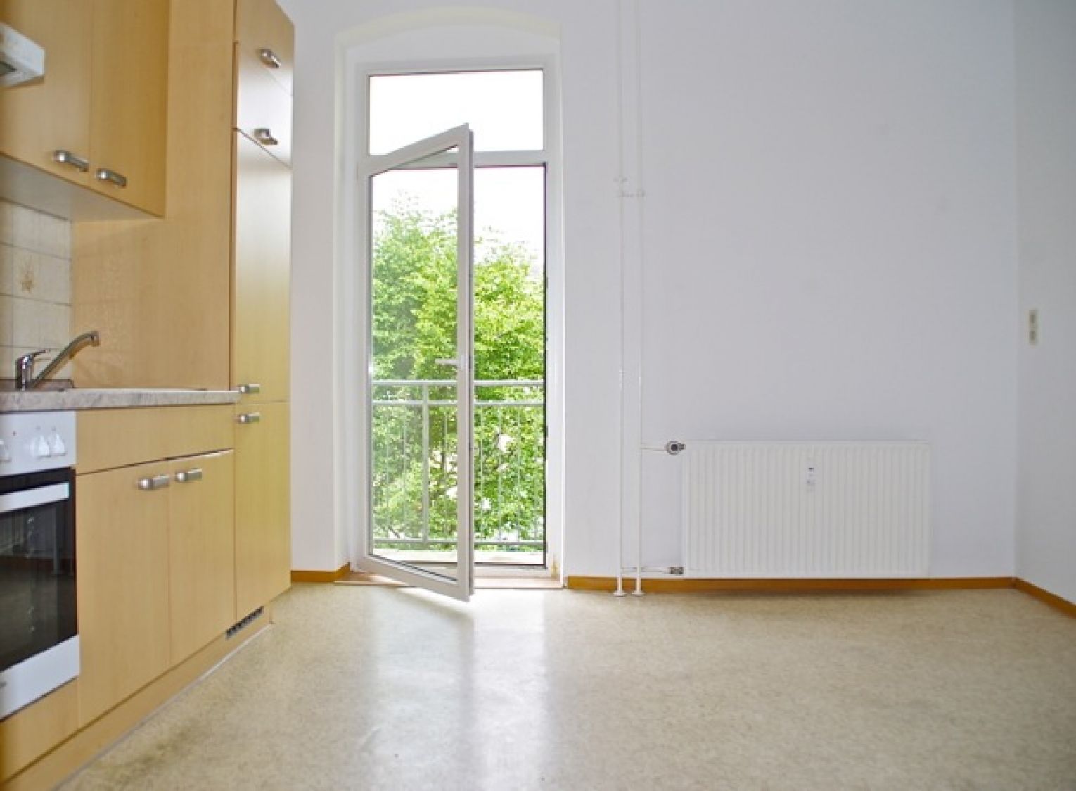 Einbauküche • Balkon • 2 Zimmer • Tageslichtbad mit Wanne • Laminat • WG tauglich • gleich anschauen