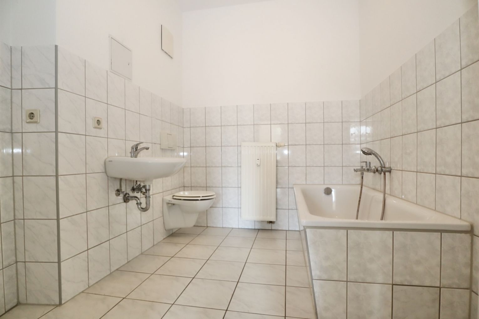 Loggia • Wanne und Dusche • Einbauküche • 7-Zimmer Wohnung in Chemnitz • Kappel • jetzt anrufen