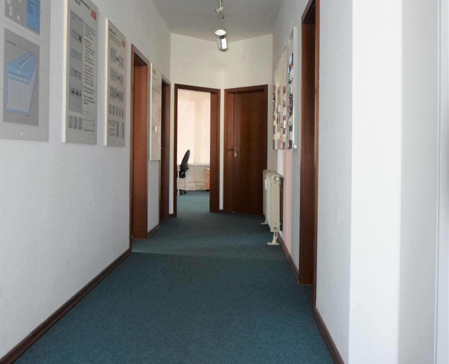 Büro • 7 Zimmer • Beratungsraum • Archiv • zusätzlich großes Lager möglich • Aufenthaltsraum