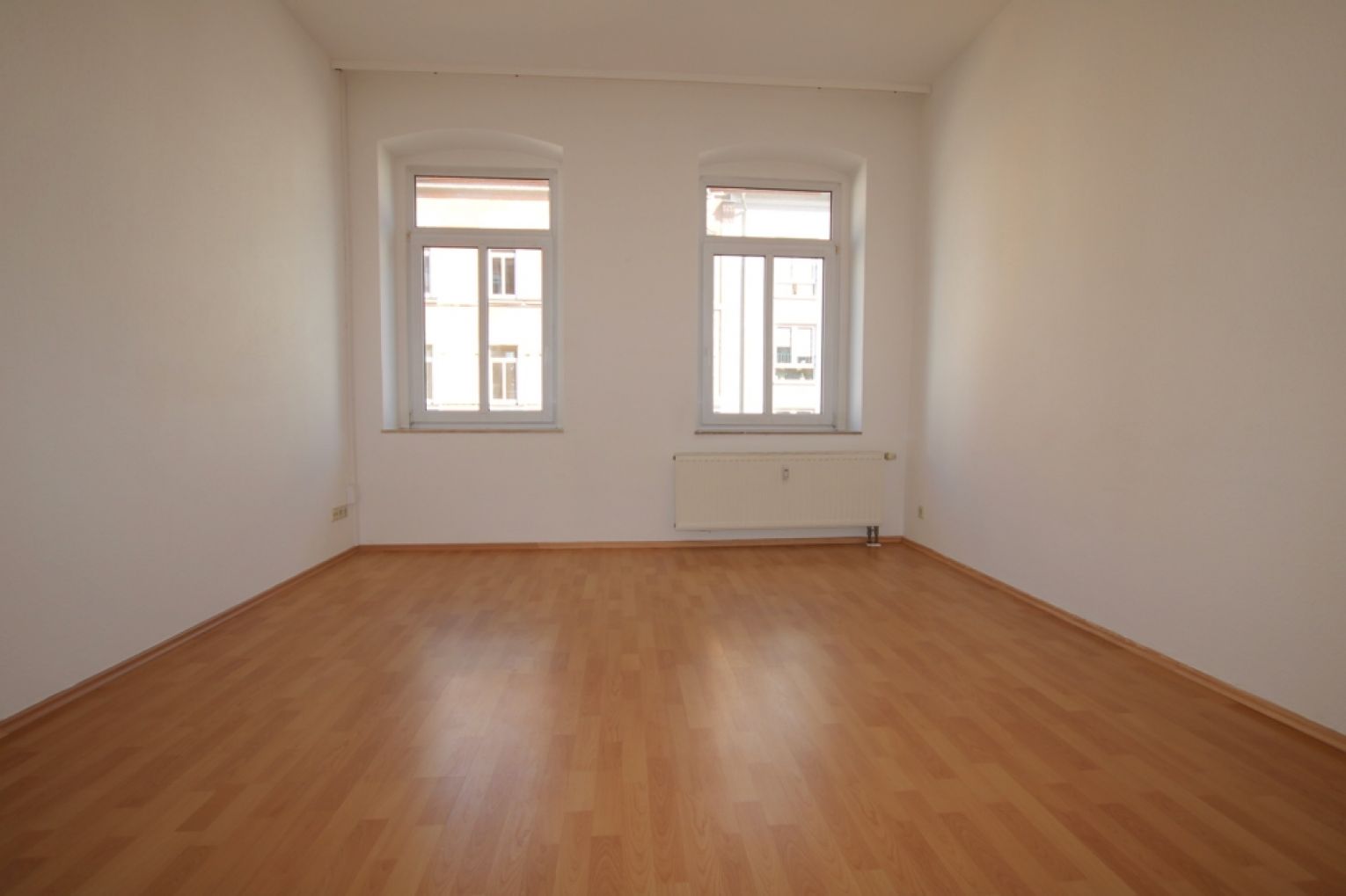 Mieten • 2 Zimmer • Einbauküche • Tageslichtbad mit Wanne • Laminatboden • Schlosschemnitz