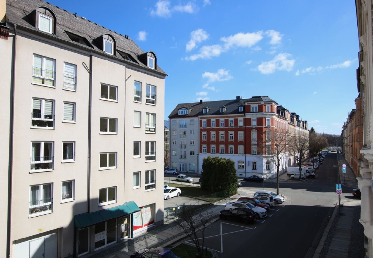 Mieten • 2 Zimmer • Einbauküche • Tageslichtbad mit Wanne • Laminatboden • Schlosschemnitz