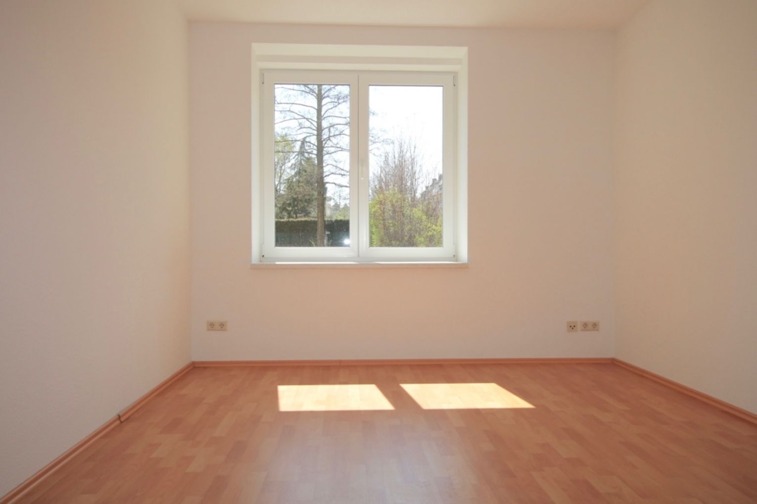 3 Zimmer • Südbalkon • modernes Laminat • Hochparterre • Stellplatz • Fussbodenheizung • TOP!