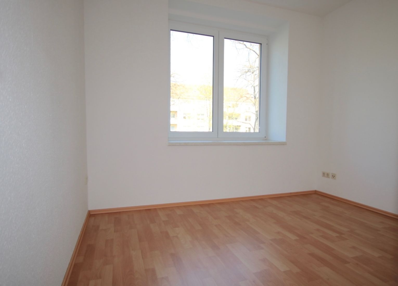 3 Zimmer • Südbalkon • modernes Laminat • Hochparterre • Stellplatz • Fussbodenheizung • TOP!