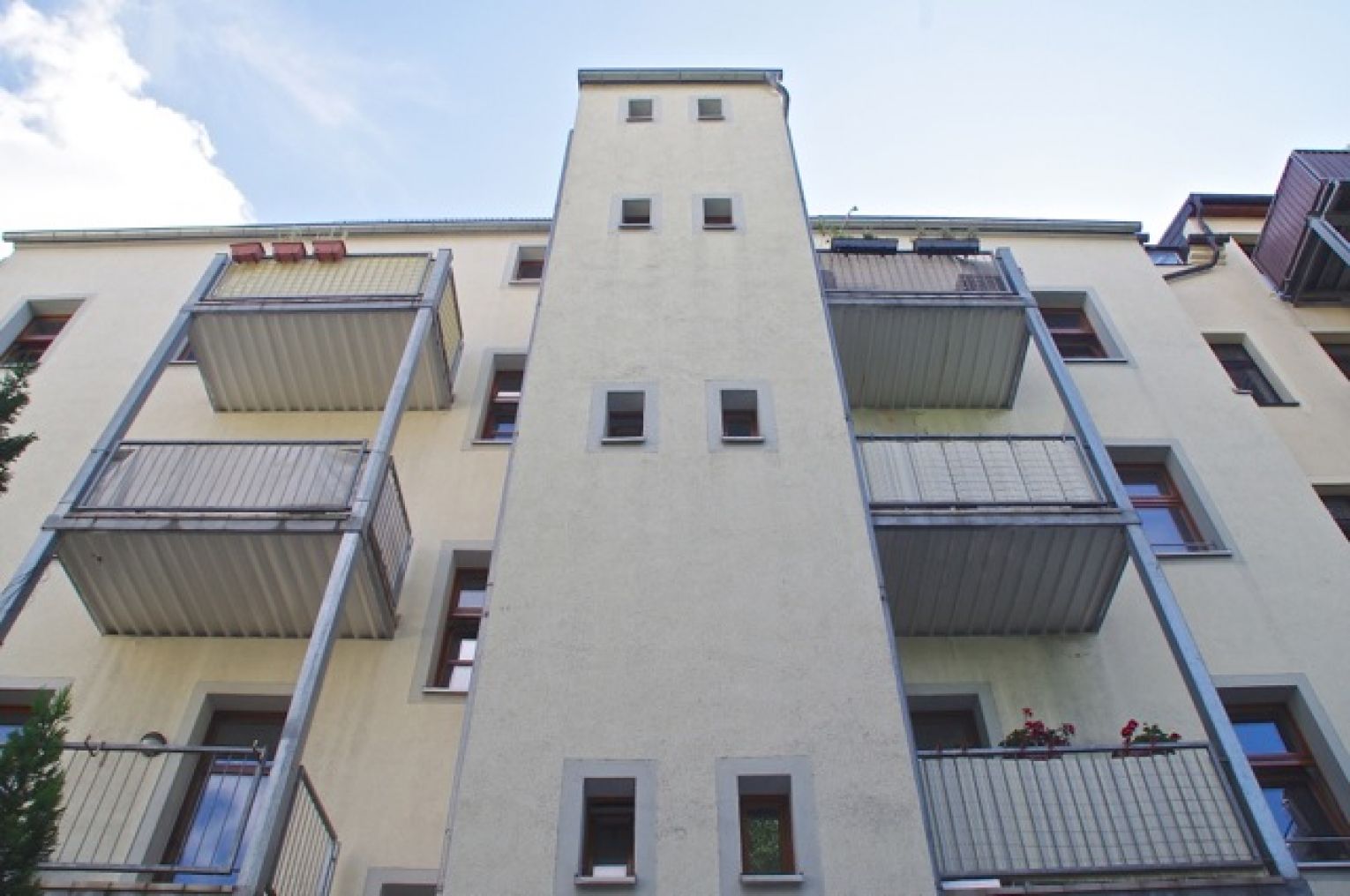 Große Einbauküche • Balkon • zentrale Lage • Grillplatz • modernes Laminat • Wanne • 2 Zimmer • TOP