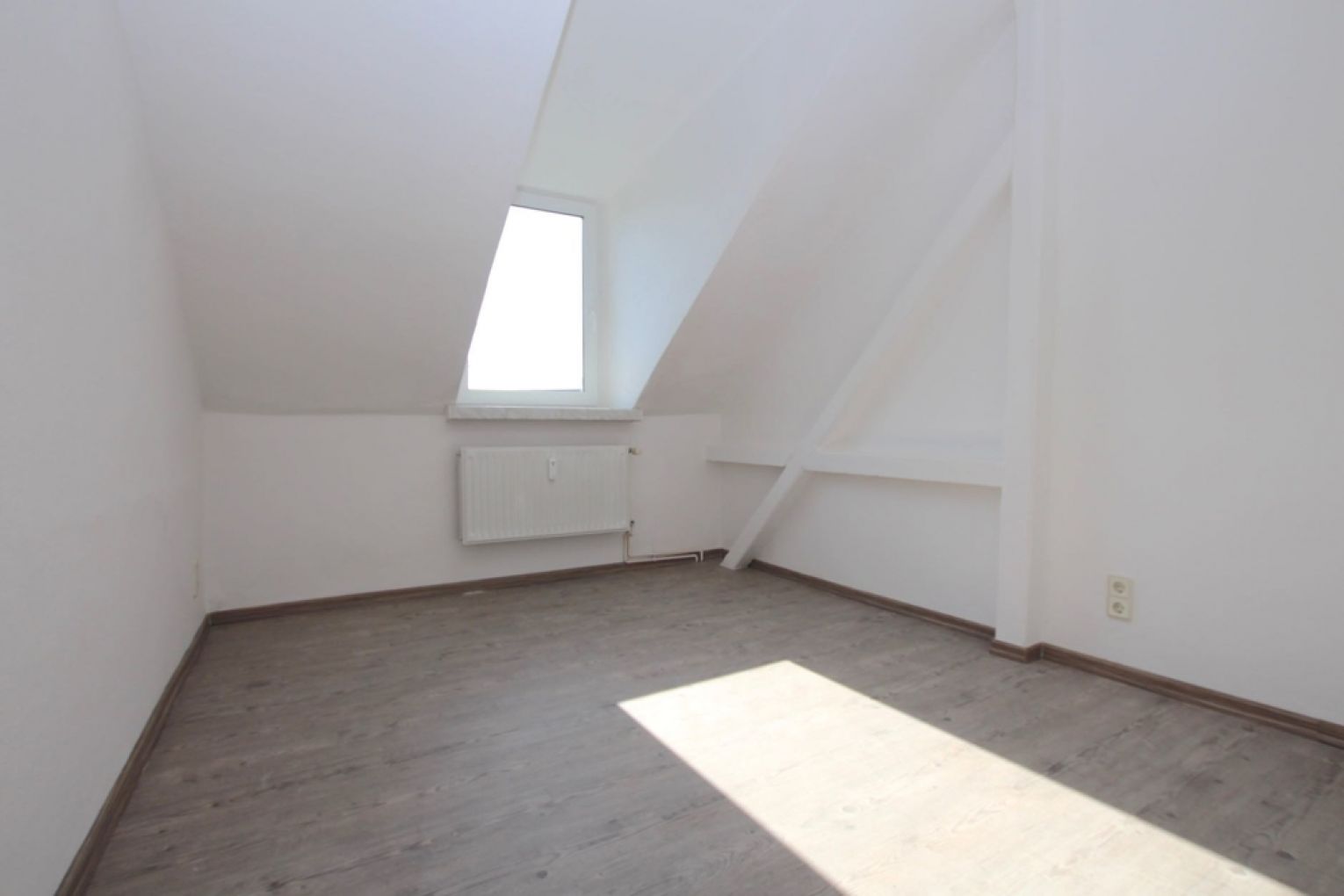 Jetzt mieten • 4-Raum-Maisonette-Wohnung • 2 Bäder • Balkon • neues Laminat • in Chemnitz