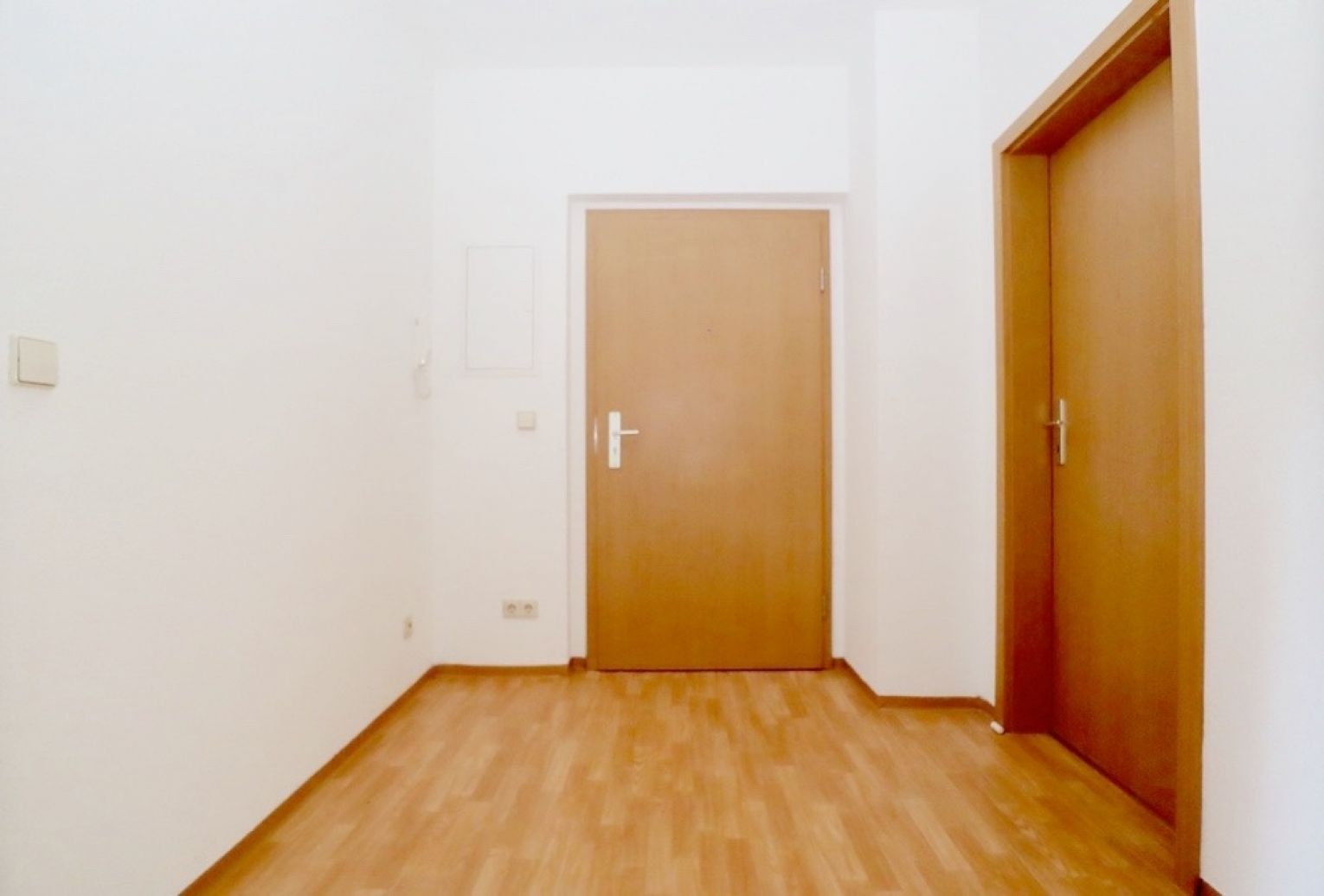 Jetzt anrufen • 2 Zimmer • optional mit Einbauküche • Tageslichtbad mit Wanne • 2 Kaltmieten sparen