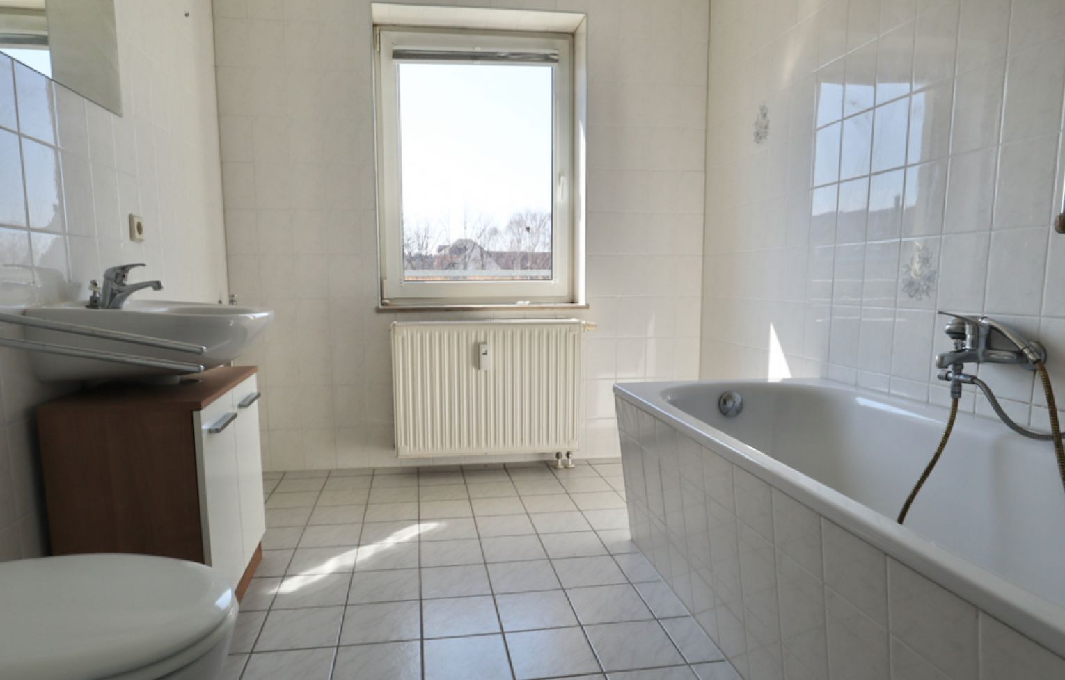 Stellplatz • 2 Zimmer • Balkon • Einbauküche • Laminat • TOP-Grundriss • Tageslichtbad mit Wanne