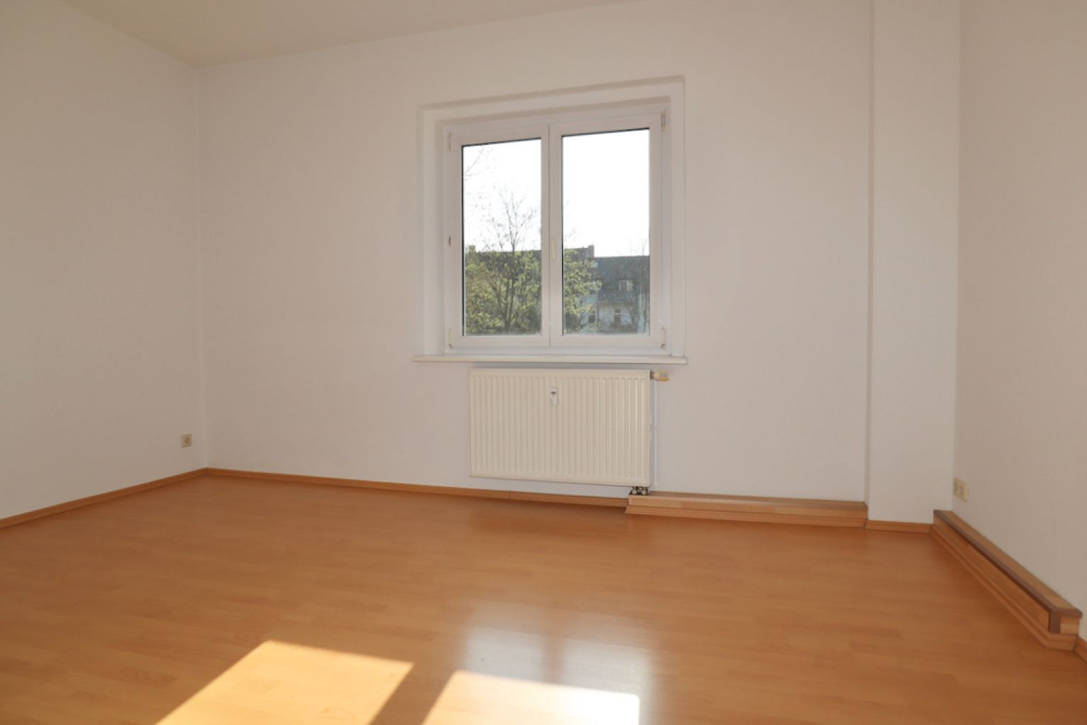 3-Raum • Balkon • Laminat • Tageslichtbad • Einbauküche • Stellplatz • Tageslichtbad • jetzt mieten