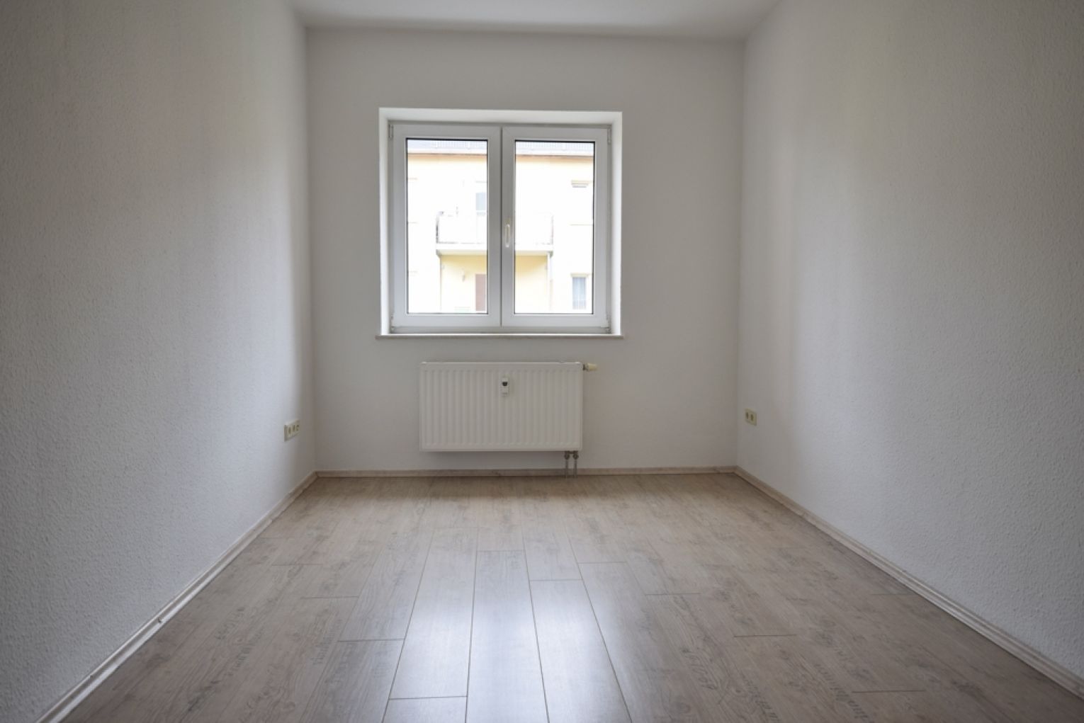 am Heimgarten • 2 Zimmer • Balkon • Laminat • Tageslichtbad mit Wanne • gedämmte Fassade!