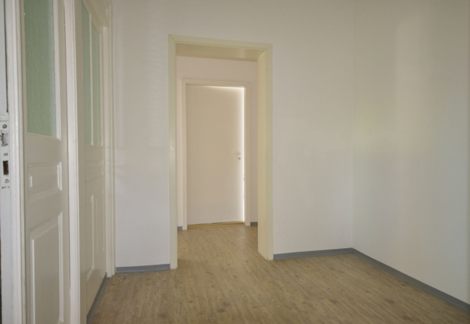 2-Zimmer • Runderker • Bad mit Fenster und Wanne • Laminat • Stadtvilla •