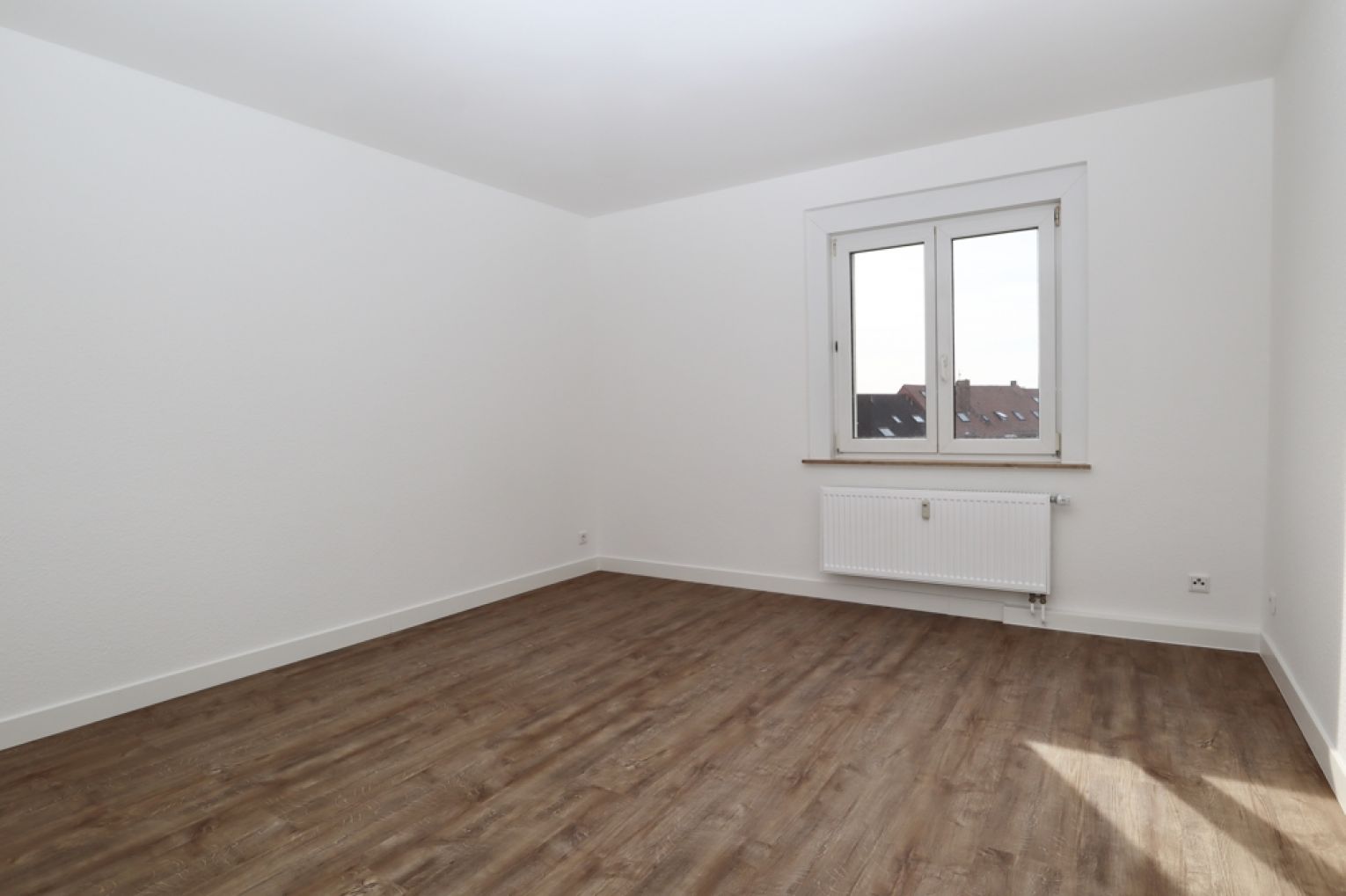 2-Raum Wohnung • Tageslichtbad • Wanne • neu saniert • Ebersdorf • jetzt mieten • Einbauküche