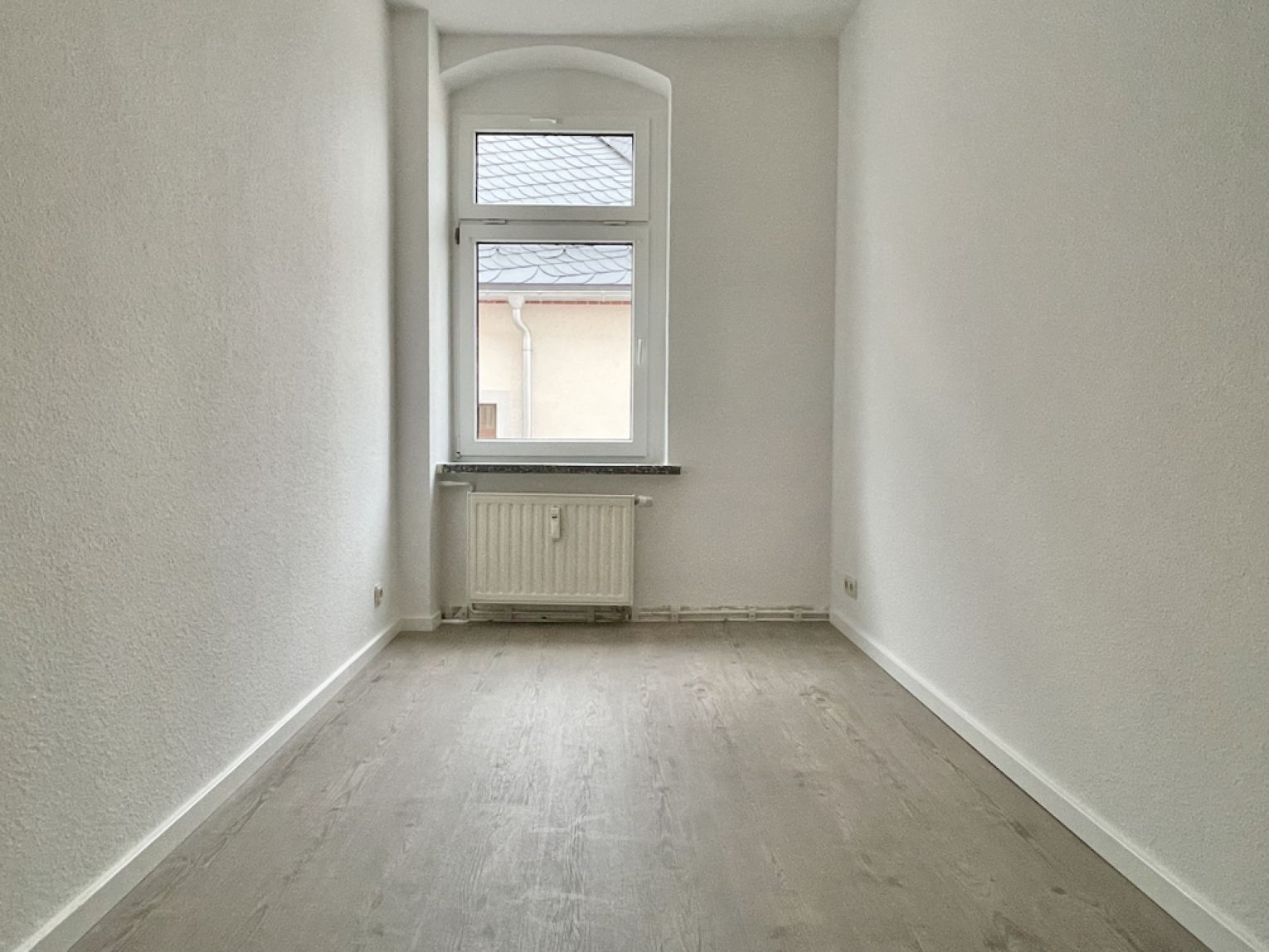 4-Raum • Frankenberg • Balkon • Haus mit Lift • Bad mit Wanne und Fenster • neues Laminat • Chic