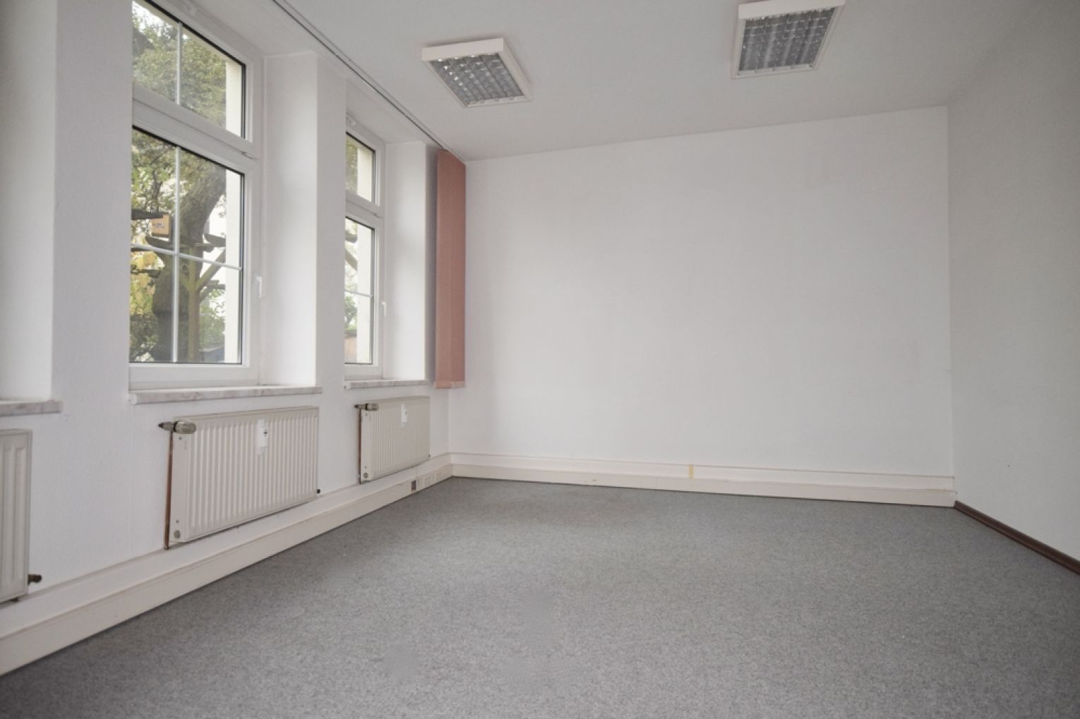 Büro • 3 Zimmer • neue Bodenbeläge in Absprache • zentrale Lage • Stellplätze • in einem Ärztehaus