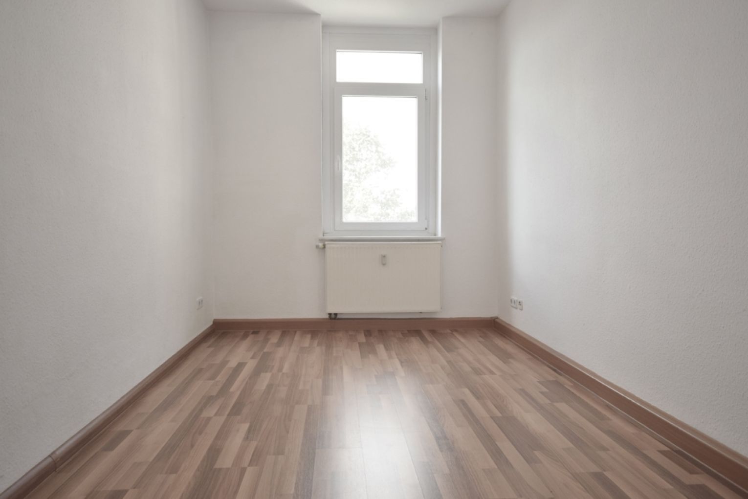 Laminat • 4 Zimmer • tolle Stuckdecken • große Portaltüren • Wohnzimmer mit Erker • jetzt ansehen?