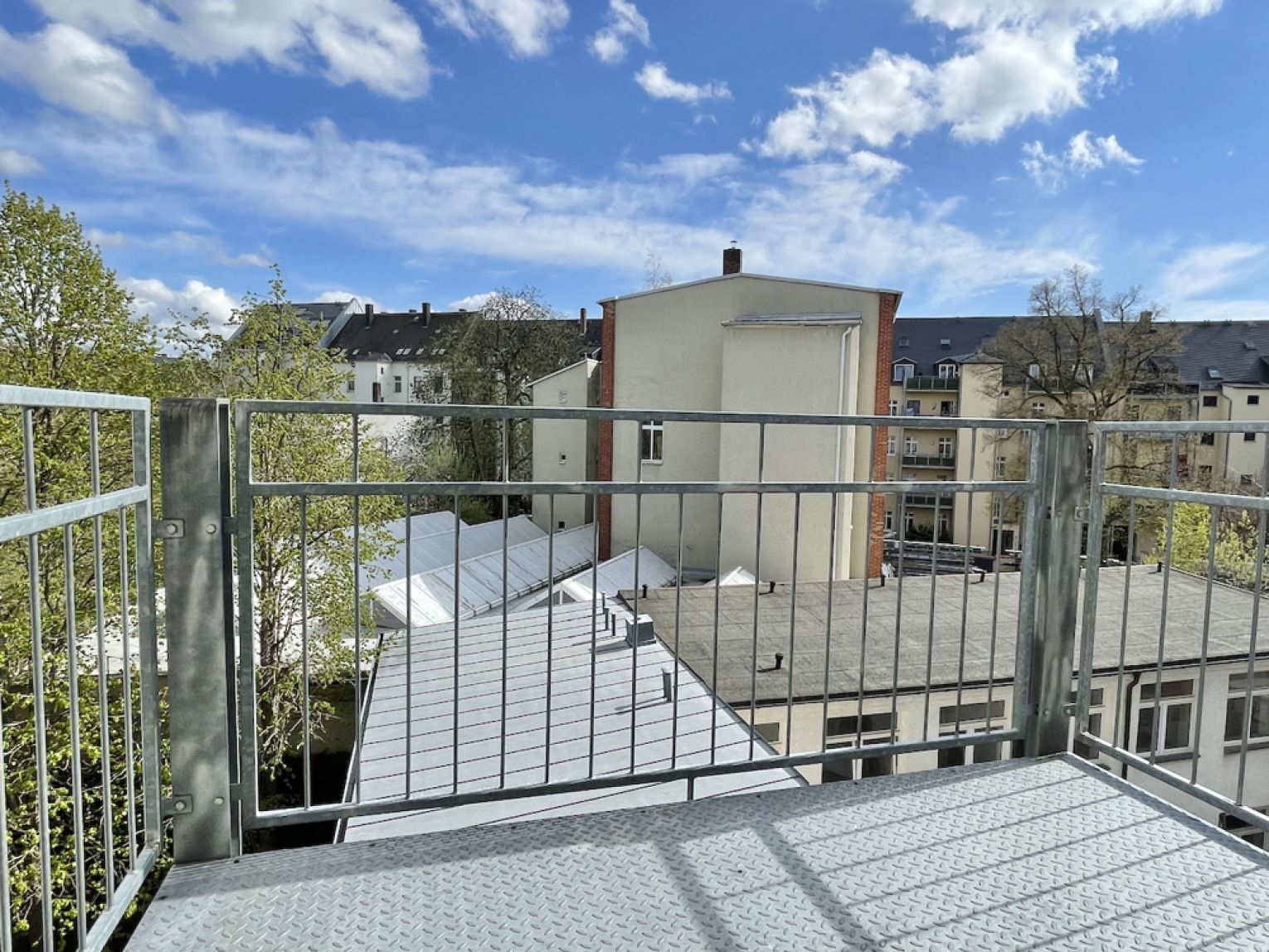 2-Raum • modernes Laminat • Bad mit Wanne • Haus mit Aufzug • Stellplatz • Küche ohne Fenster