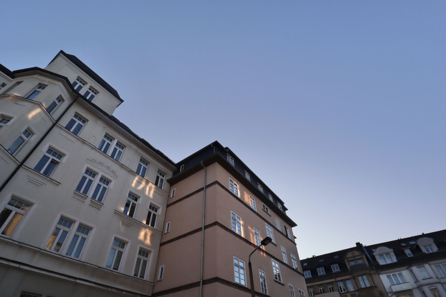 in Chemnitz • große 3- Raum Wohnung • Kaßberg • Tageslichtbad • mit Balkon • zur Miete • ruf an