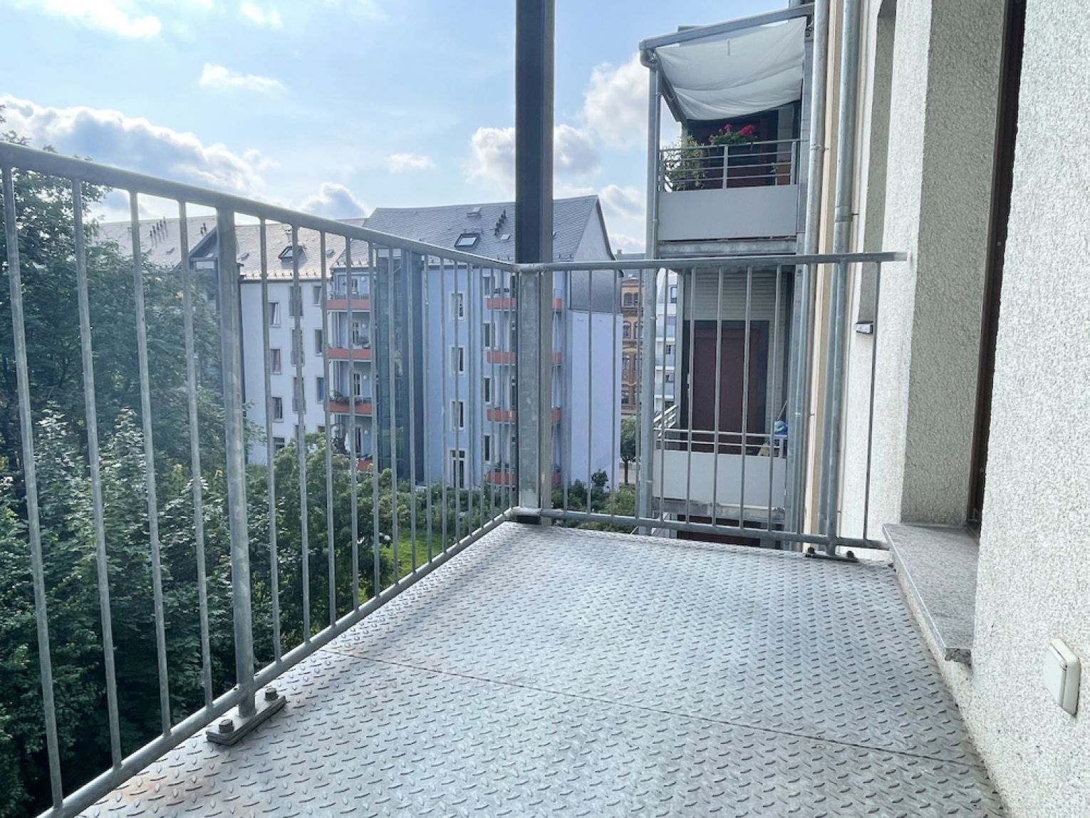 1-Zimmer Apartment • Tageslichtbad mit Wanne • Nah beim BRÜHL-BOULEVARD • Dachgeschoss • Einbauküche