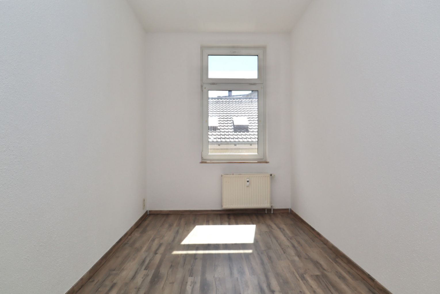 4 Zimmer • Balkon • klein und kompakt geschnitten • Bad mit Fenster und Wanne • Laminat • Termin !?