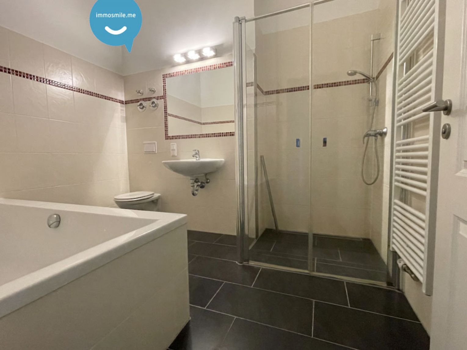 3 Zimmer • optional möbliert + EBK • Fussbodenheizung • Balkon • Wanne und Dusche • glatte Wände •