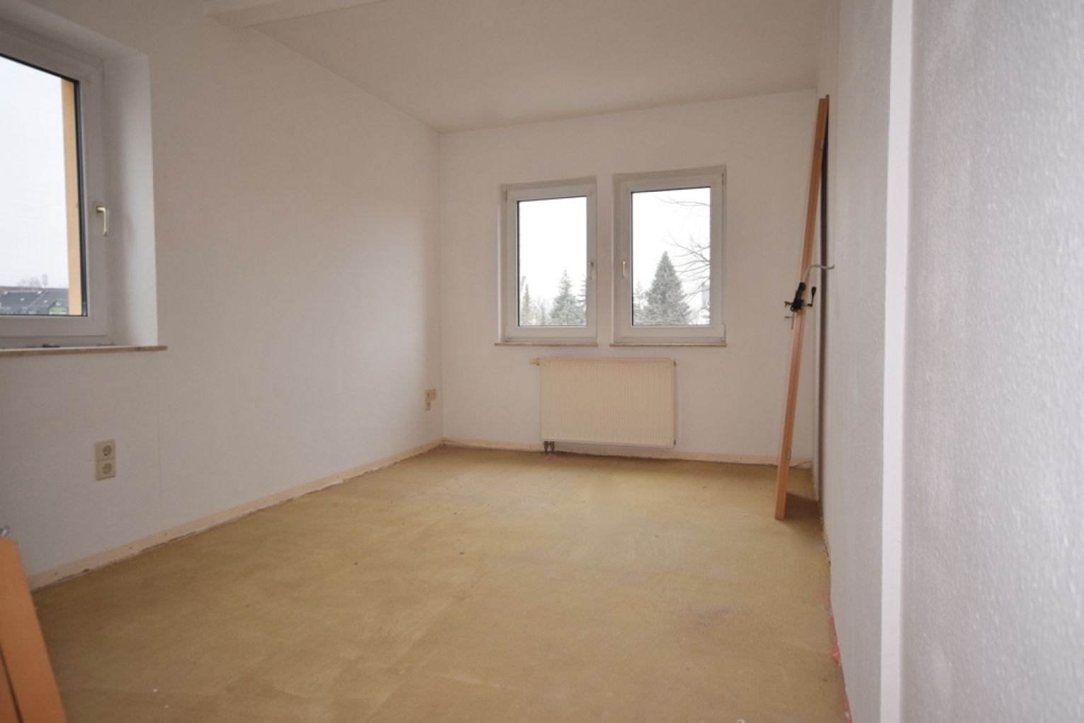 4-Zimmer • komplett modernisiert • offene Küche • Balkon • Stellplatz • Bad mit Fenster • ab 03/25