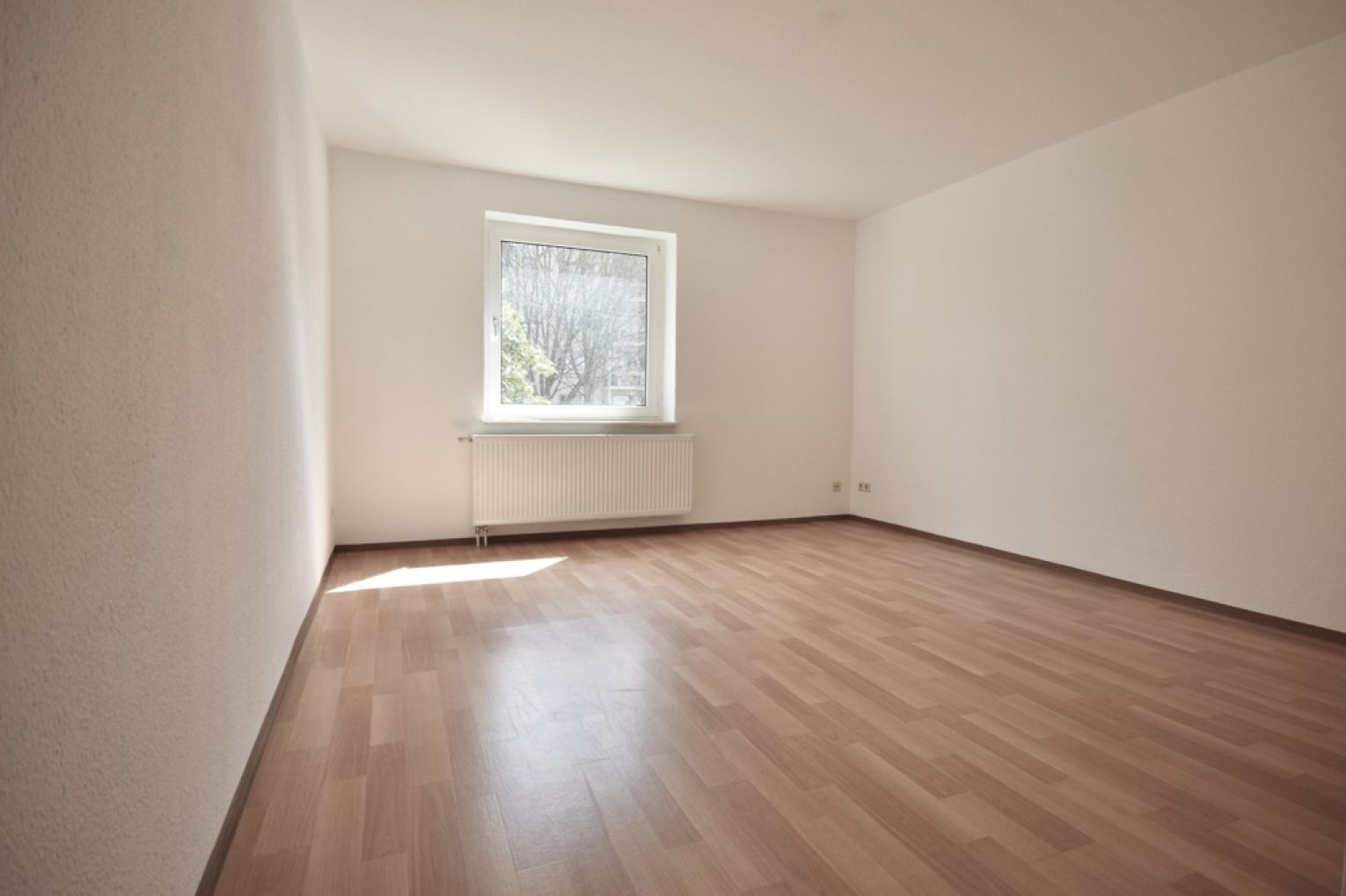 3 Zimmer • verglaster Balkon • Hochparterre • Tageslichtbad mit Wanne • grüner Hausgarten • TOP !