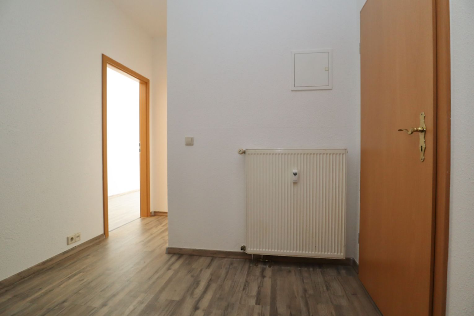 4 Zimmer • Balkon • klein und kompakt geschnitten • Bad mit Fenster und Wanne • Laminat • Termin !?