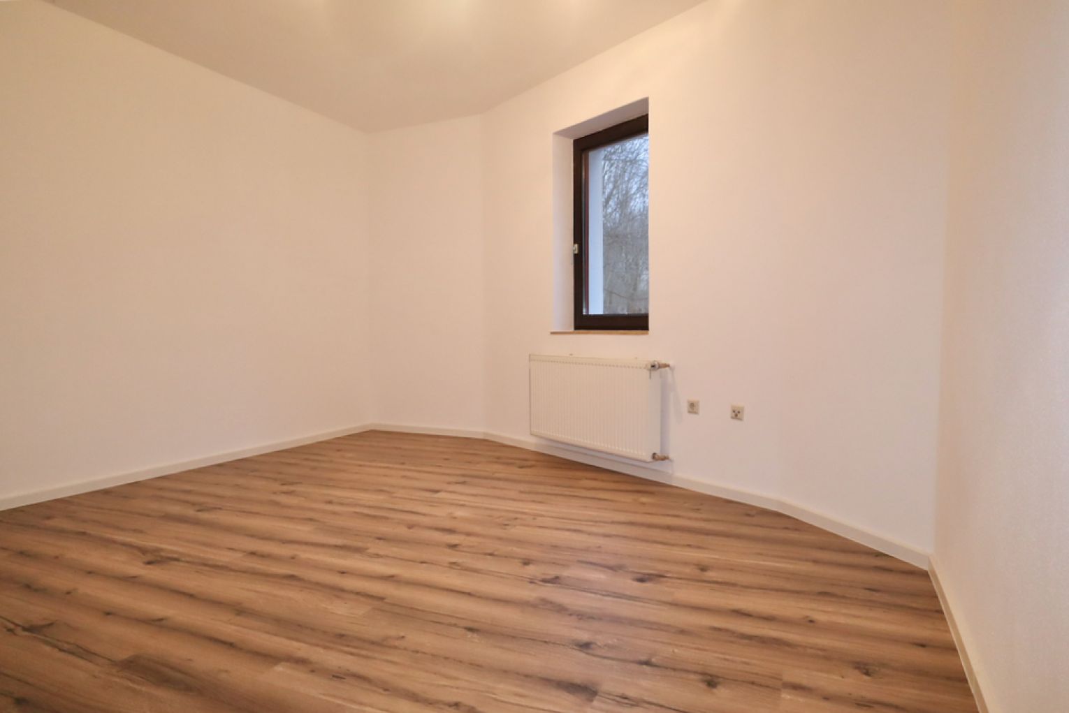 umfassend saniert • 4 Zimmer • Klima • offene Küche • 2 Bäder • Garten • Stellplatz • Kamin • TOP!