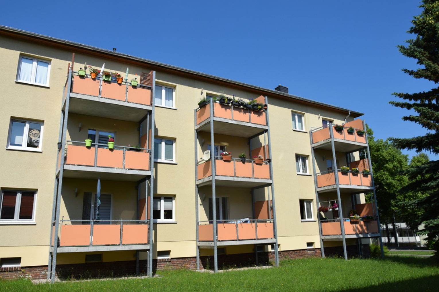 2-Raum • Balkon • neues Laminat • grüne Umgebung • am Heimgarten • Bad mit Fenster & Wanne