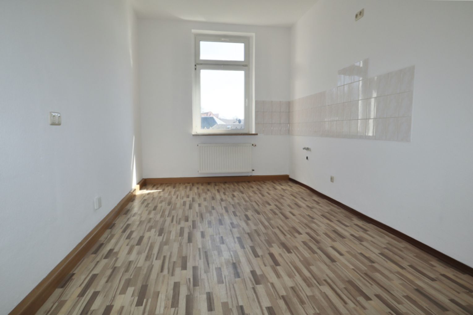 modernes Laminat • große 2 Zimmer • großes Tageslichtbad mit Wanne+Dusche • schönes Gartengrundstück